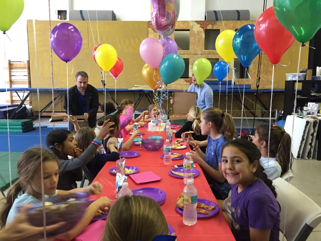 Kids at a circus birthday party table with balloons in Orlando
